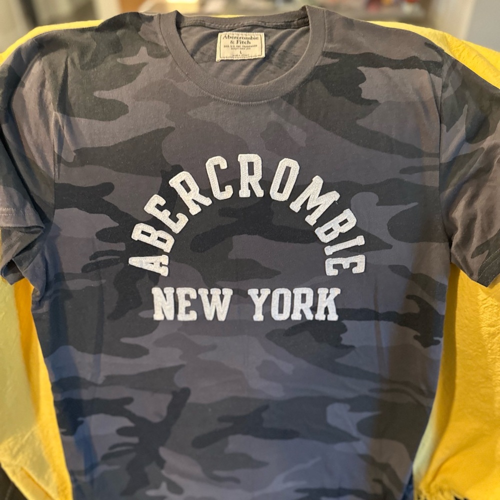 Abercrombie & Fitch Gray Camo Tee